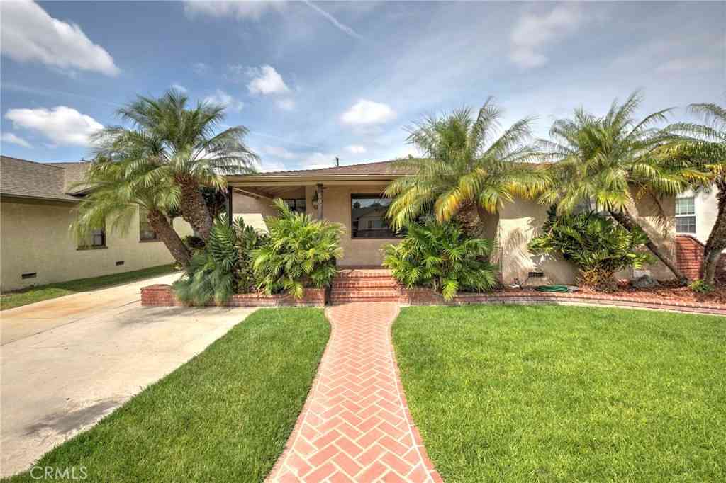 Homes For Sale - 6023 Pepperwood<br/> Lakewood, CA 90712