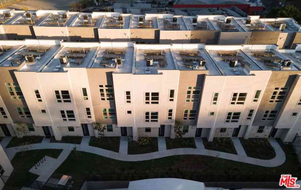Townhouse For Rent - 1805 W Bankside Way<br/> Los Angeles, CA 90039