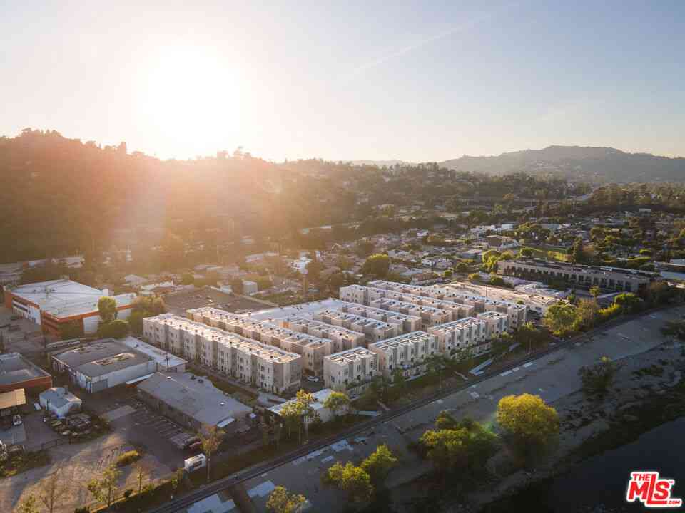 Townhouse For Rent - 2720 N Cadence Way<br/> Los Angeles, CA 90039