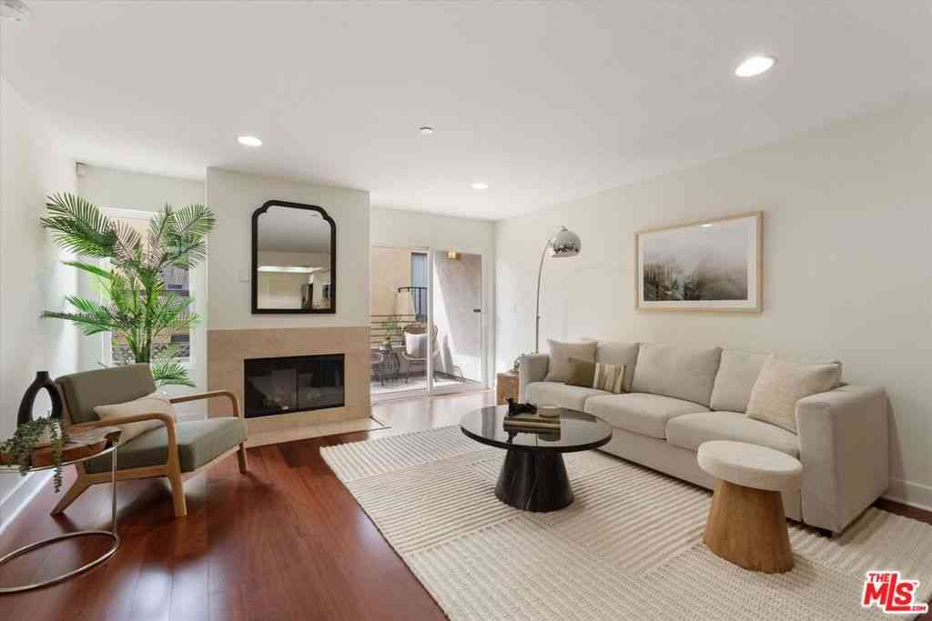 Condo For Sale - 1951 N Beachwood Drive #206<br/> Los Angeles, CA 90068