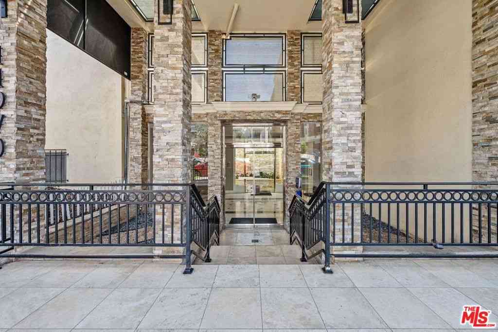 Condo For Sale - 11970 Montana Avenue #102<br/> Los Angeles, CA 90049