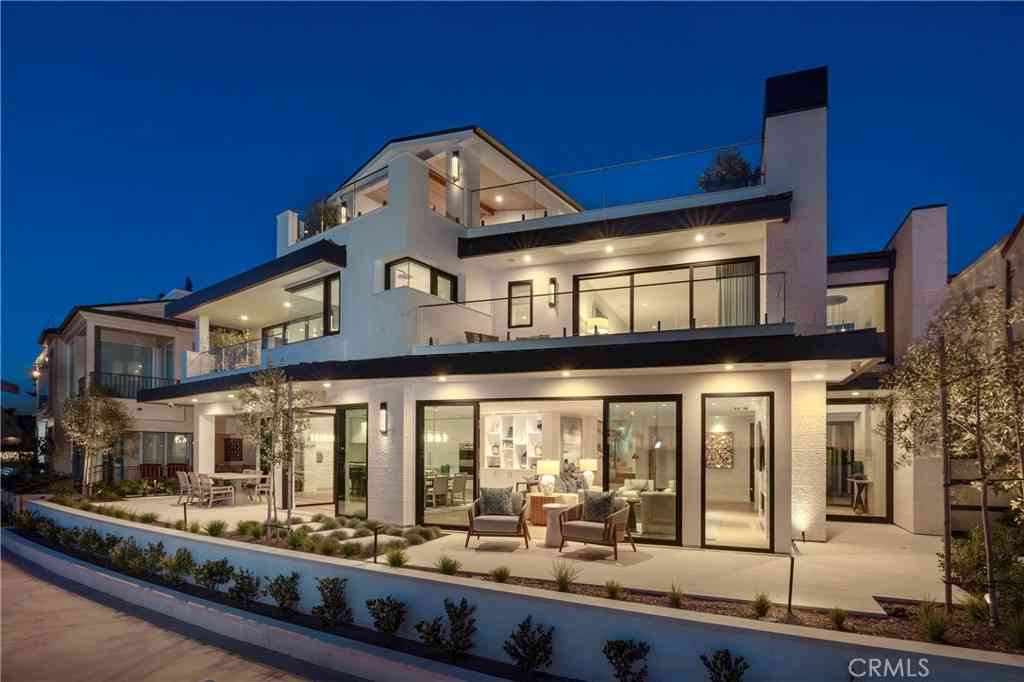 Homes For Rent - 130 S Bay Front<br/> Newport Beach, CA 92662