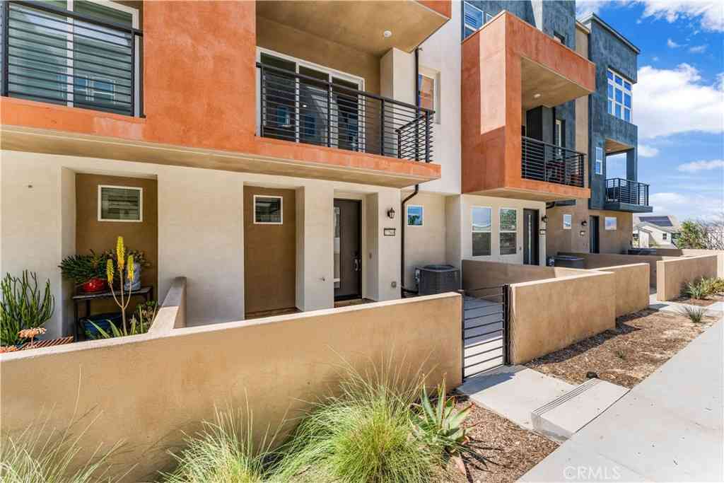 Condo For Sale - 27568 Heron Pl<br/> Valencia, CA 91381