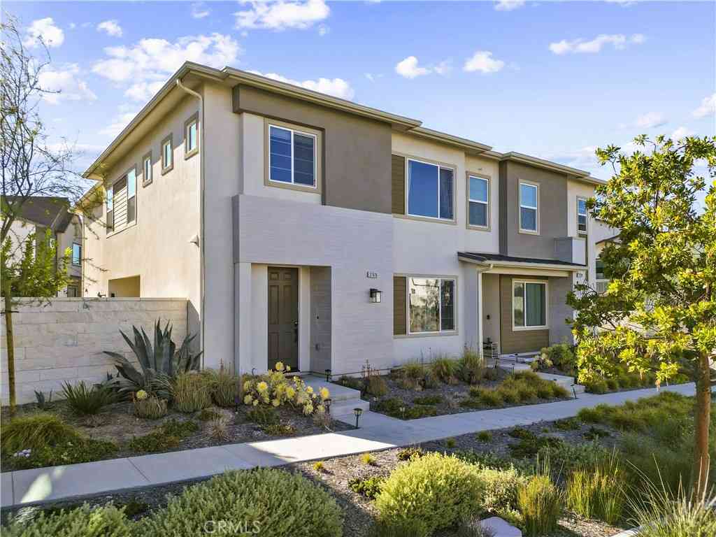 Townhouse For Sale - 27616 Symphony Place<br/> Valencia, CA 91381