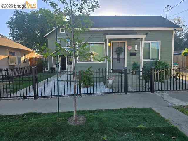 Homes For Sale - 135 4th St<br/> Yolo County, Woodland, CA 95695