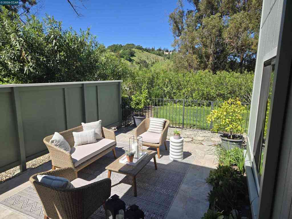 Condo For Sale - 1124 Singingwood Ct #2<br/> Walnut Creek, CA 94595