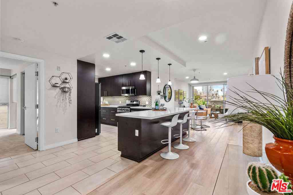 Condo For Sale - 540 S Kenmore Avenue #303<br/> Los Angeles, CA 90020