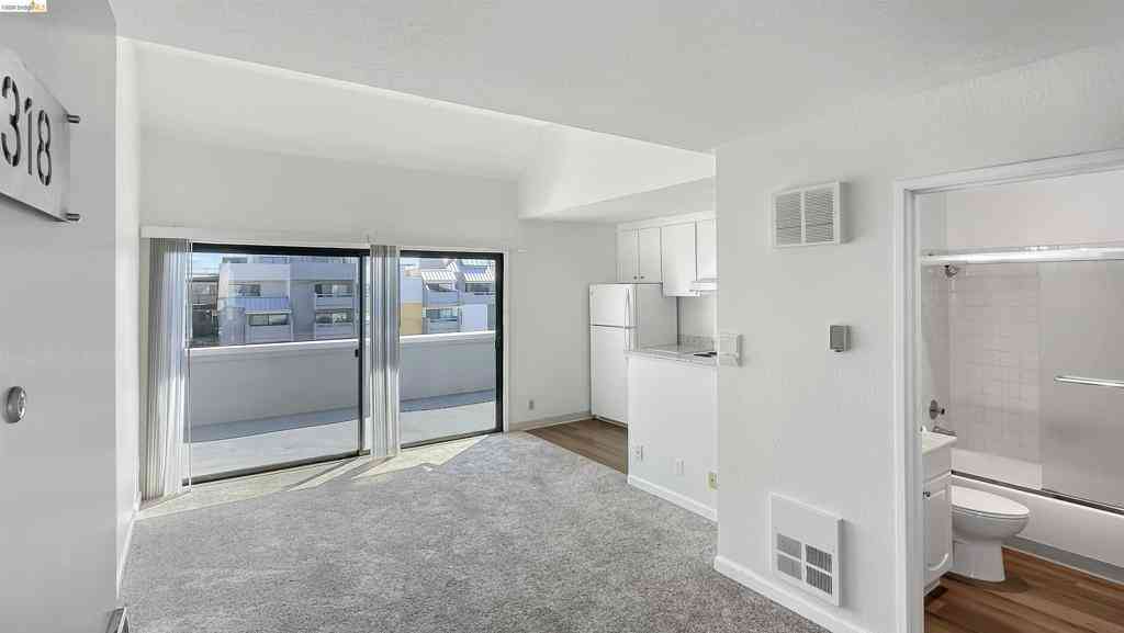 Condo For Sale - 5 Embarcadero W #318<br/> Oakland, CA 94607