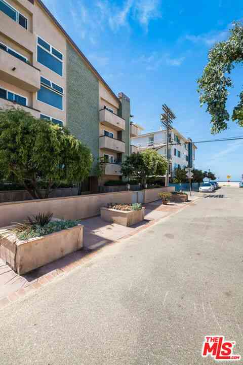 Condo For Sale - 16 Quarterdeck Street #102<br/> Marina Del Rey, CA 90292