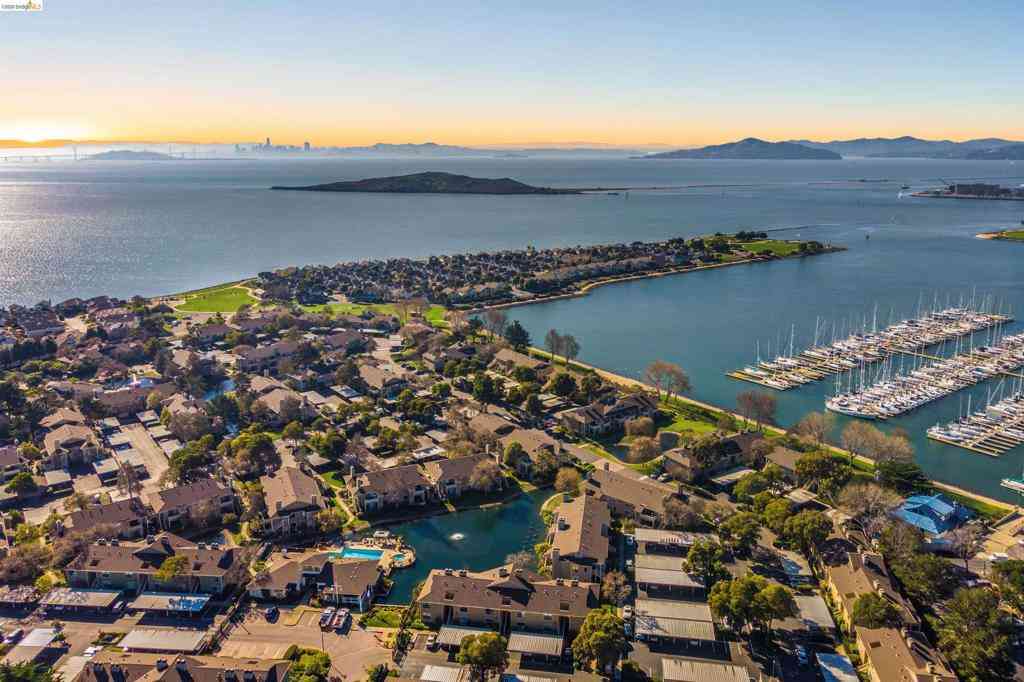 Condo For Sale - 91 Marina Lakes Dr<br/> Richmond, CA 94804