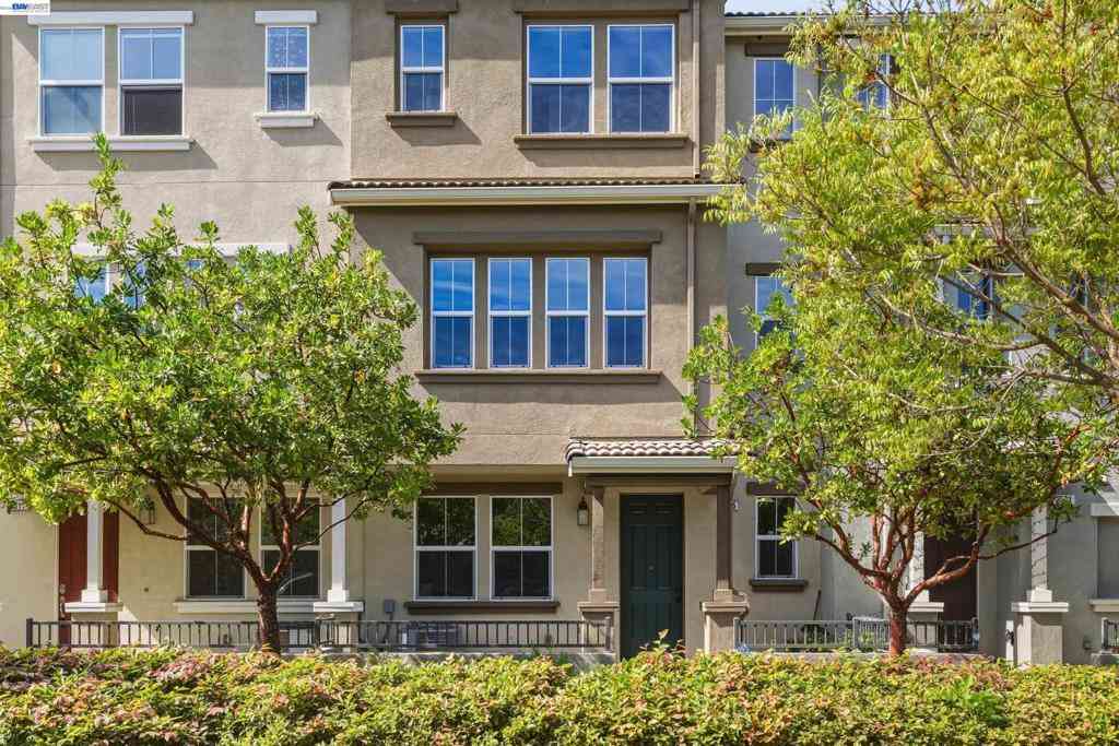 Condo For Sale - 2305 Gibbons St<br/> Hayward, CA 94541