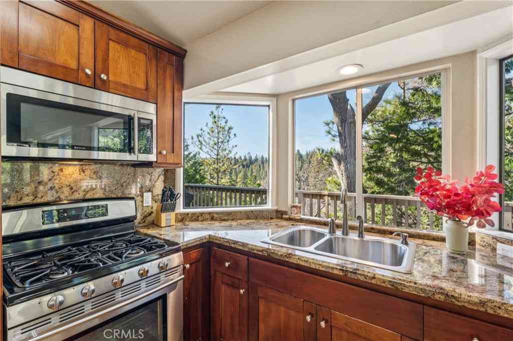Homes For Sale - 27391 Peninsula<br/> Lake Arrowhead, CA 92352