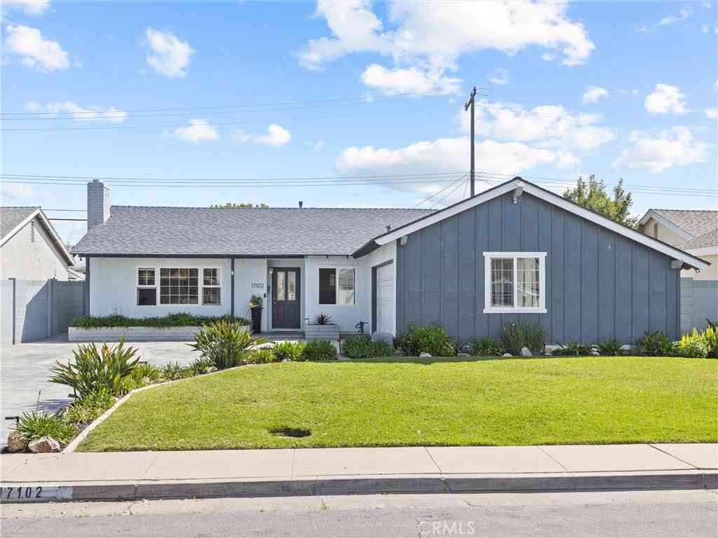 Homes For Sale - 17102 Kampen Lane<br/> Huntington Beach, CA 92647