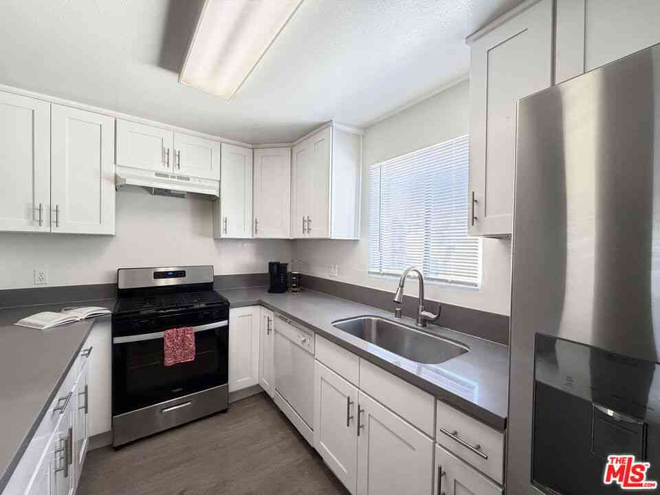 Apartment For Rent - 326 S Manhattan Place #107<br/> Los Angeles, CA 90020