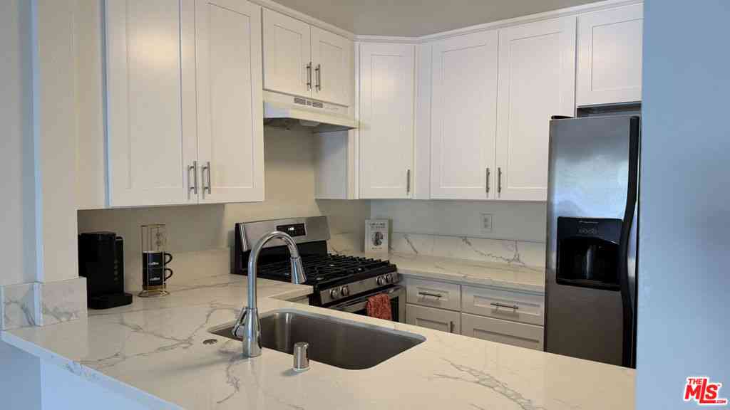 Condo For Rent - 326 S Manhattan Place #108<br/> Los Angeles, CA 90020