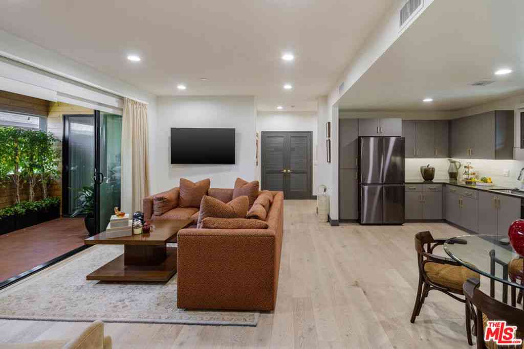 Condo For Rent - 118 N Orlando Avenue #201<br/> Los Angeles, CA 90048