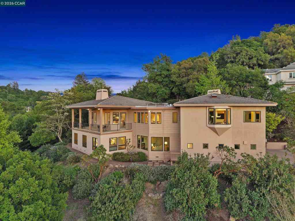 Homes For Sale - 1 Gardiner Ct<br/> Orinda, CA 94563