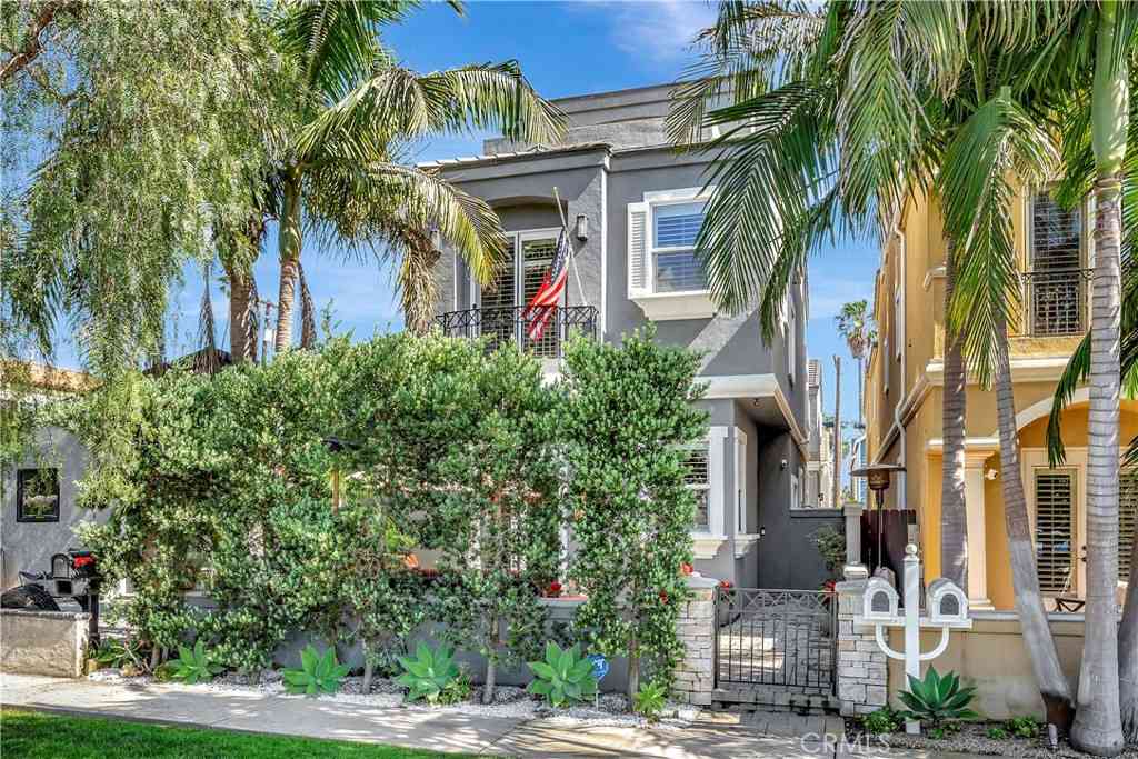 Homes For Sale - 614 16th Street<br/> Huntington Beach, CA 92648
