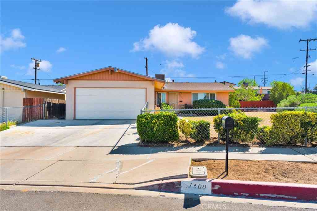 Homes For Sale - 1600 De Anza Street<br/> Barstow, CA 92311