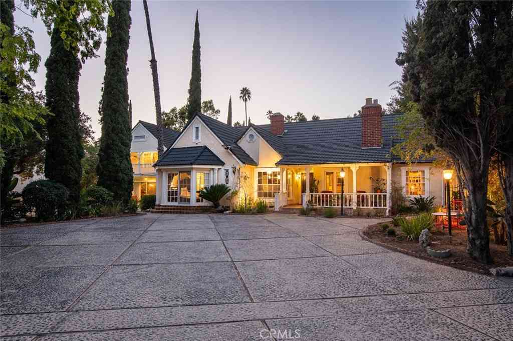 Homes For Sale - 1535 Royal Boulevard<br/> Glendale, CA 91207
