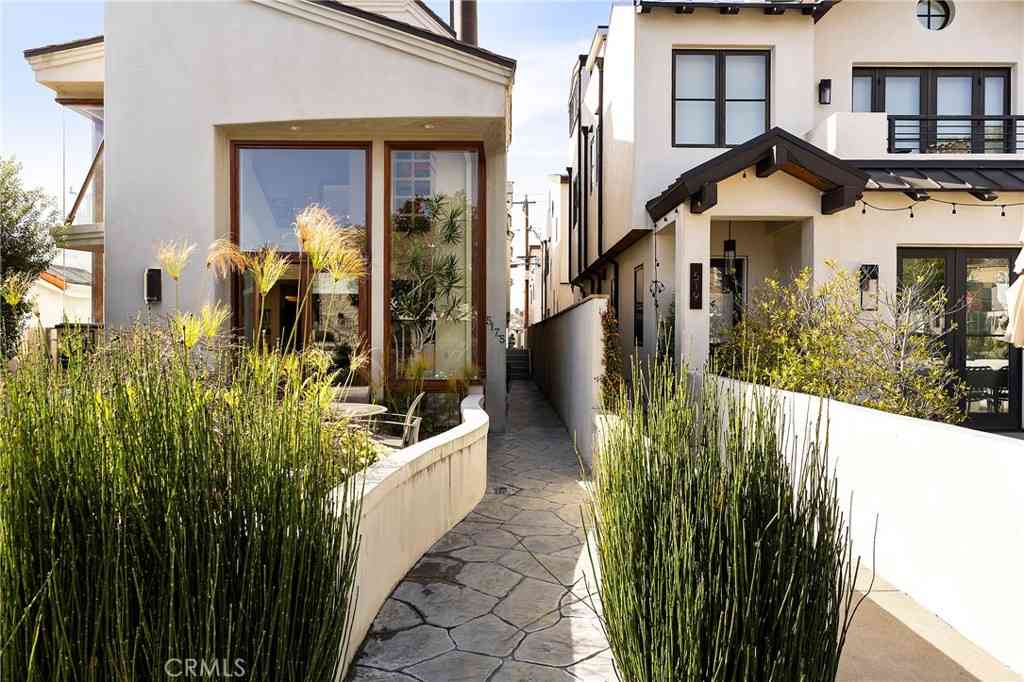 Condo For Sale - 517 1/2 Larkspur<br/> Corona Del Mar, CA 92625