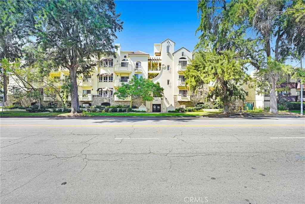 Condo For Sale - 4601 Coldwater Canyon #207<br/> Studio City, CA 91604