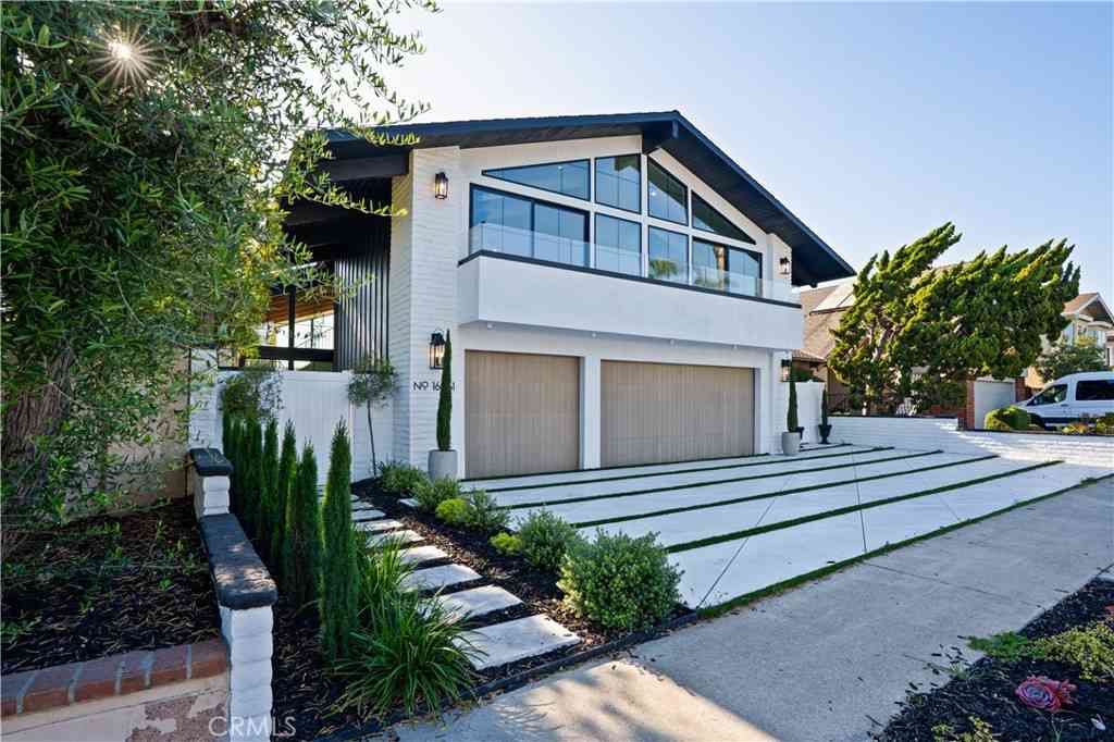 Homes For Sale - 16861 Edgewater<br/> Huntington Beach, CA 92649