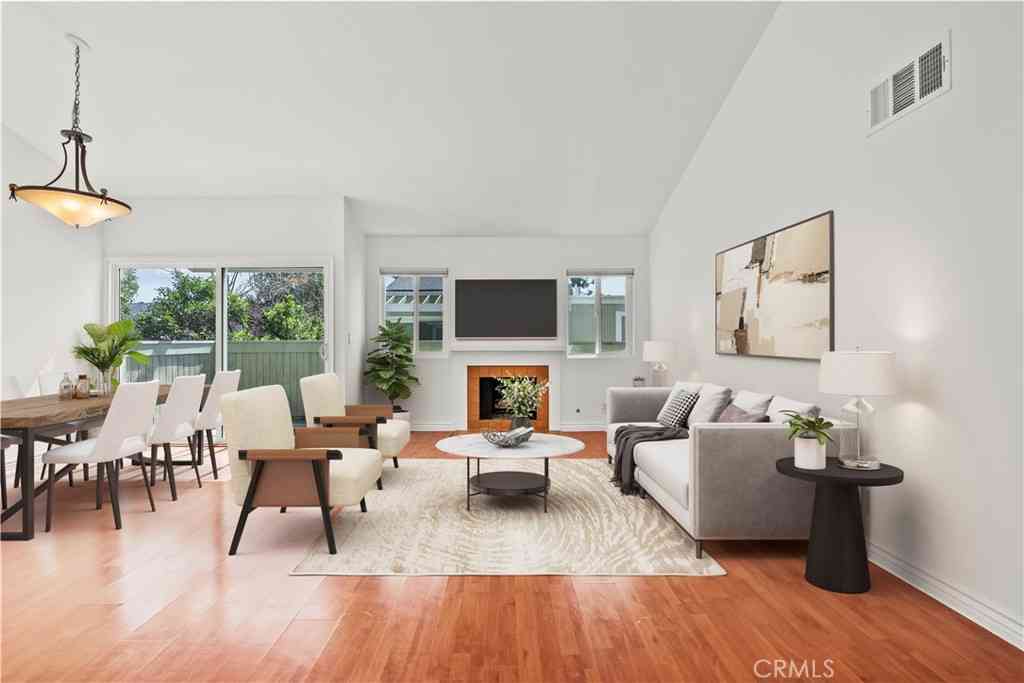Townhouse For Sale - 22117 Burbank #5<br/> Woodland Hills, CA 91367