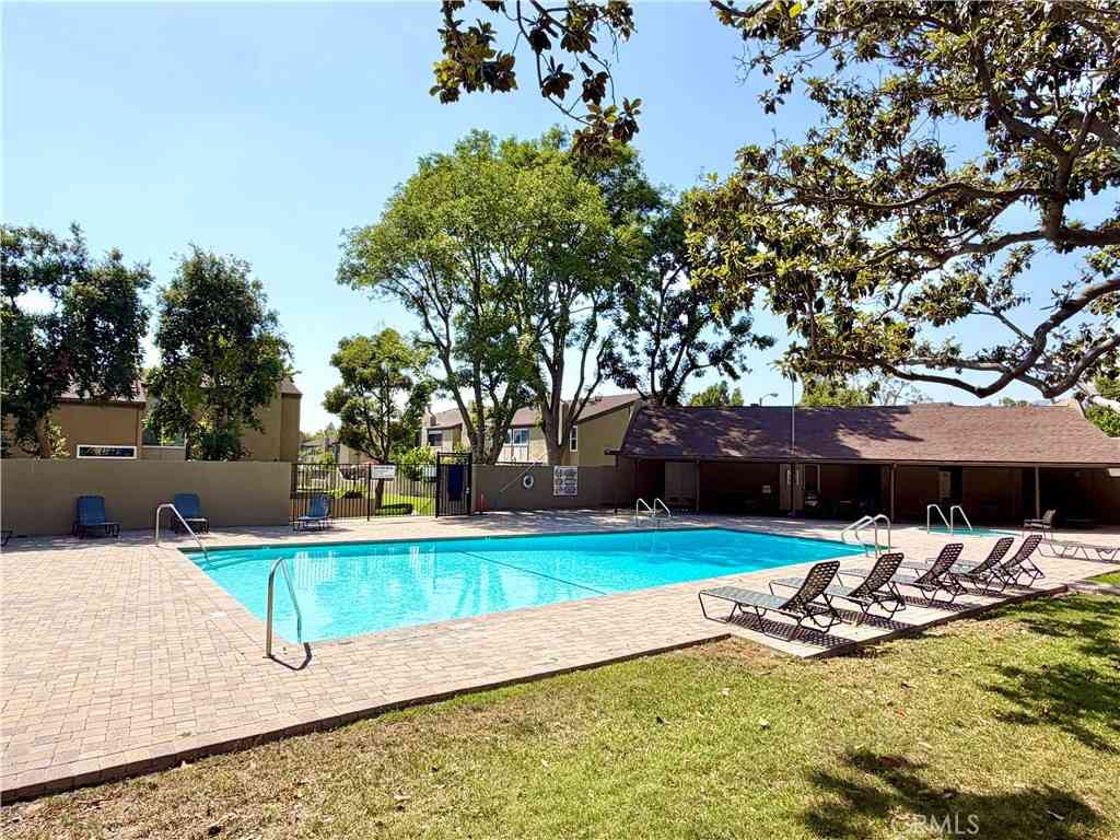 Townhouse For Sale - 672 Greendale Lane<br/> Pomona, CA 91767