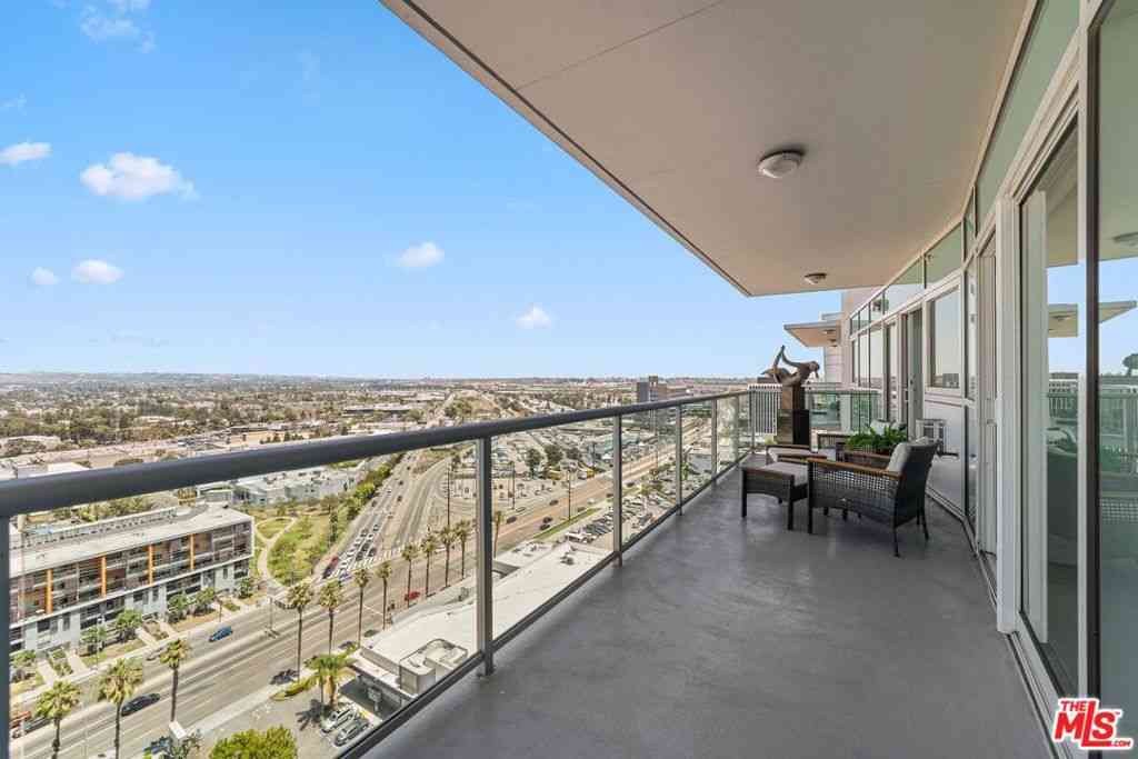 Condo For Sale - 13600 Marina Pointe Drive #1904<br/> Marina Del Rey, CA 90292