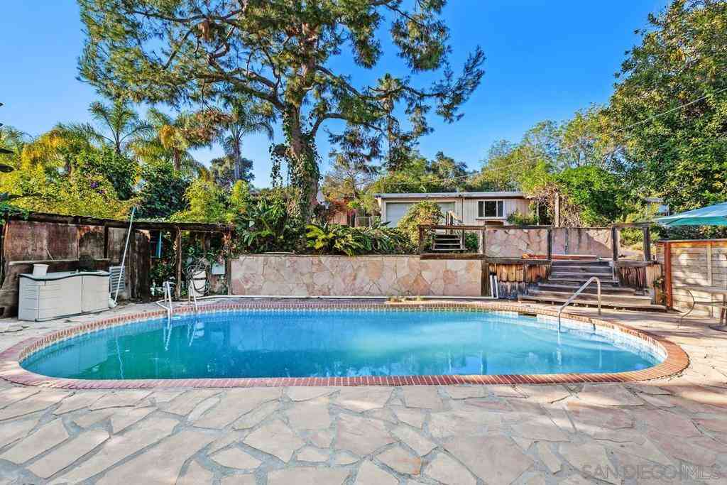 Homes For Sale - 320 Beaumont Dr.<br/> Vista, CA 92084