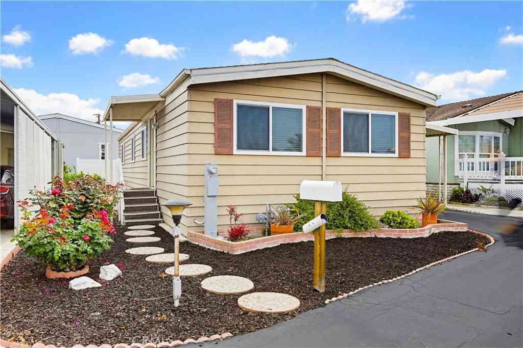 Mobile Home For Sale - 16222 Monterey Lane #79<br/> Huntington Beach, CA 92649