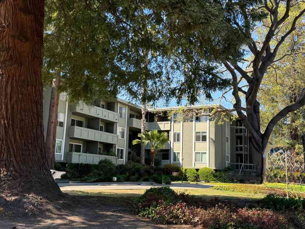 Condo For Sale - 1458 Hudson Street #217<br/> Redwood City, CA 94061