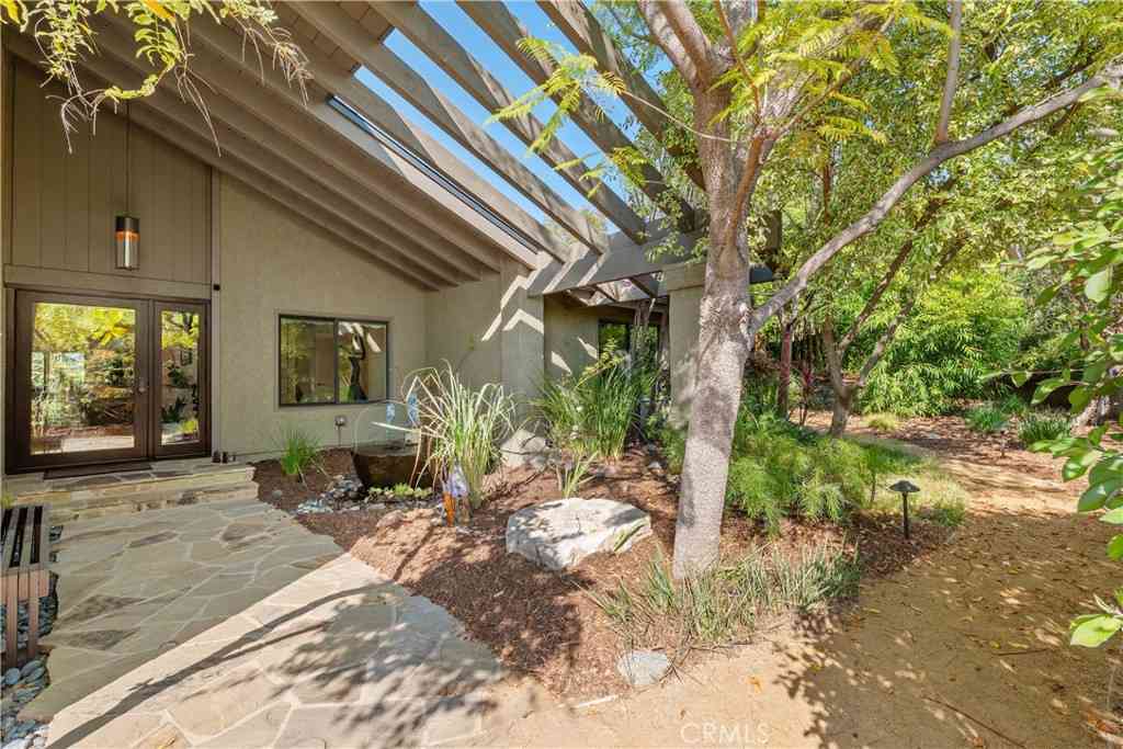 Homes For Sale - 4556 Poe Avenue<br/> Woodland Hills, CA 91364