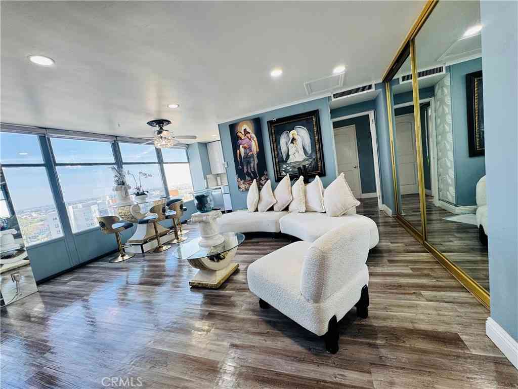 Condo For Sale - 100 Atlantic Avenue #1012<br/> Long Beach, CA 90802