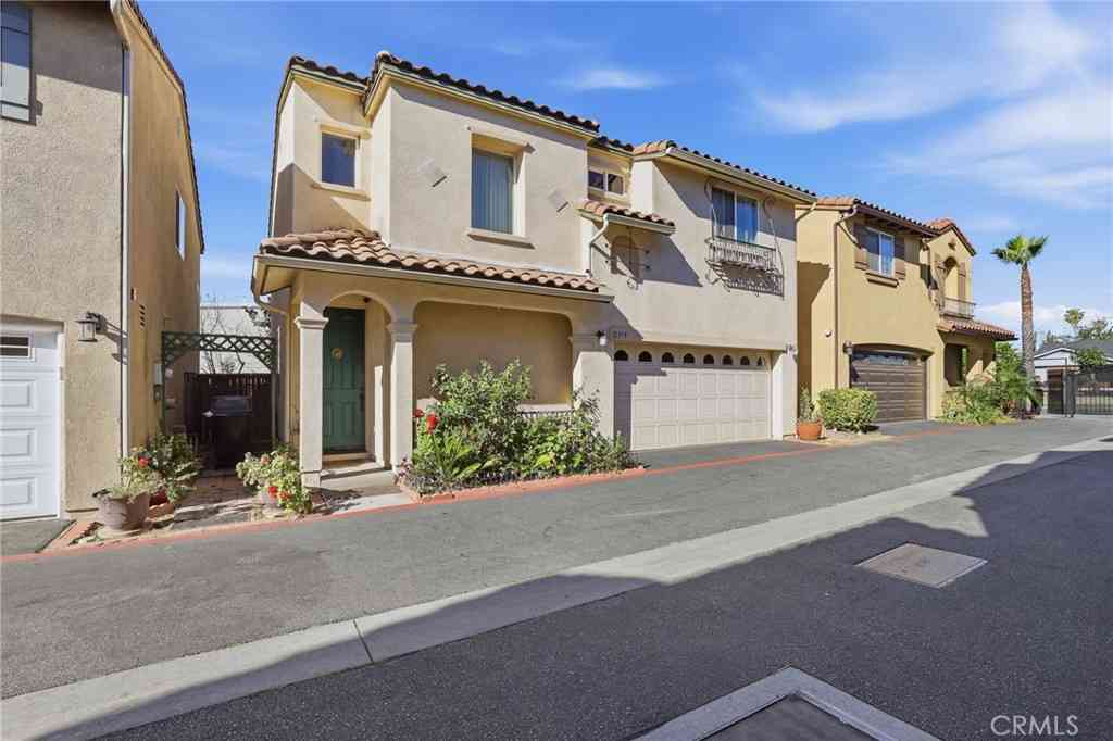 Townhouse For Sale - 11379 Villa Del Sol<br/> Pacoima, CA 91331