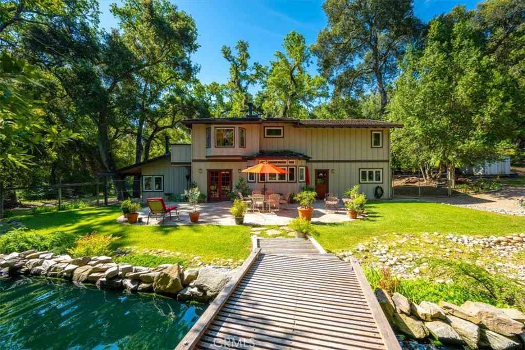Homes For Sale - 12500 Cenegal<br/> Atascadero, CA 93422