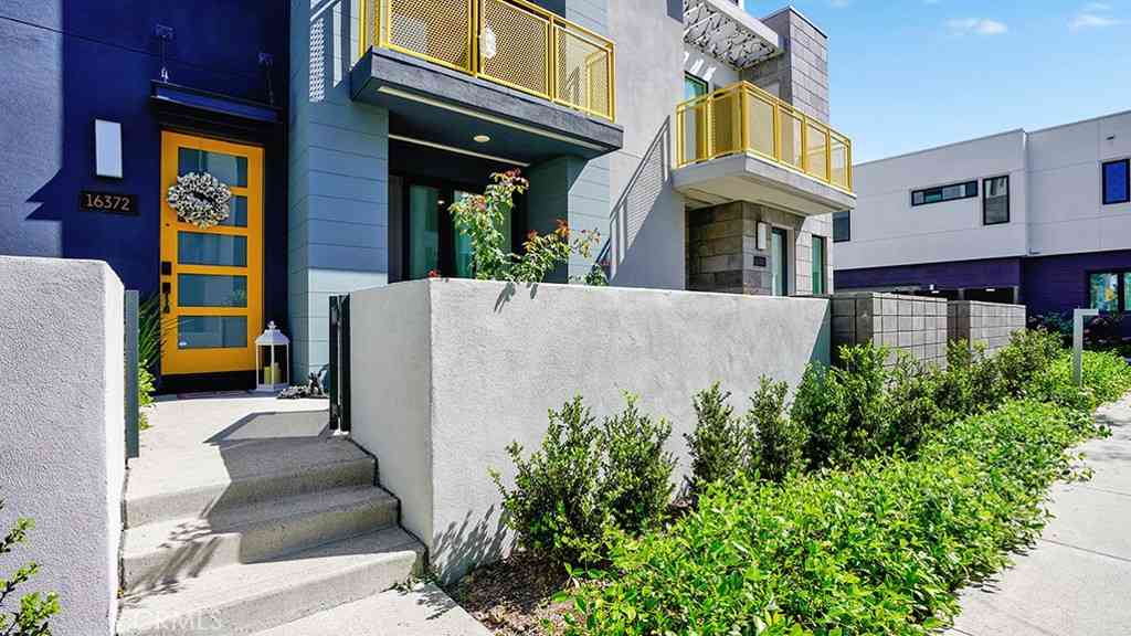 Condo For Sale - 16372 Moonstone Circle<br/> Tustin, CA 92782