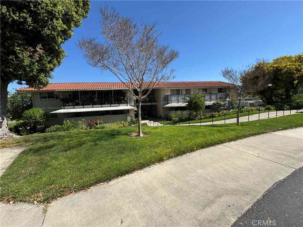 Condo For Sale - 2182 Via Puerta #A<br/> Laguna Woods, CA 92637