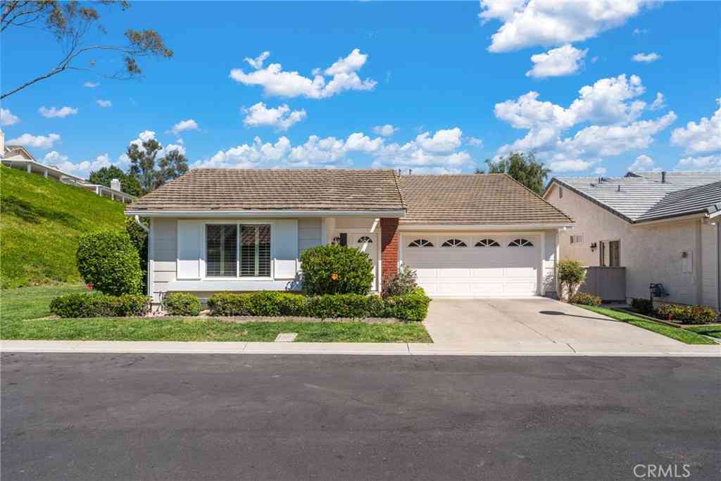 Homes For Sale - 28425 Barbosa<br/> Mission Viejo, CA 92692