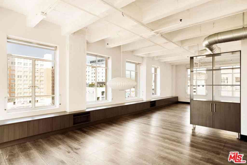 Condo For Rent - 6253 Hollywood Boulevard #702<br/> Los Angeles, CA 90028