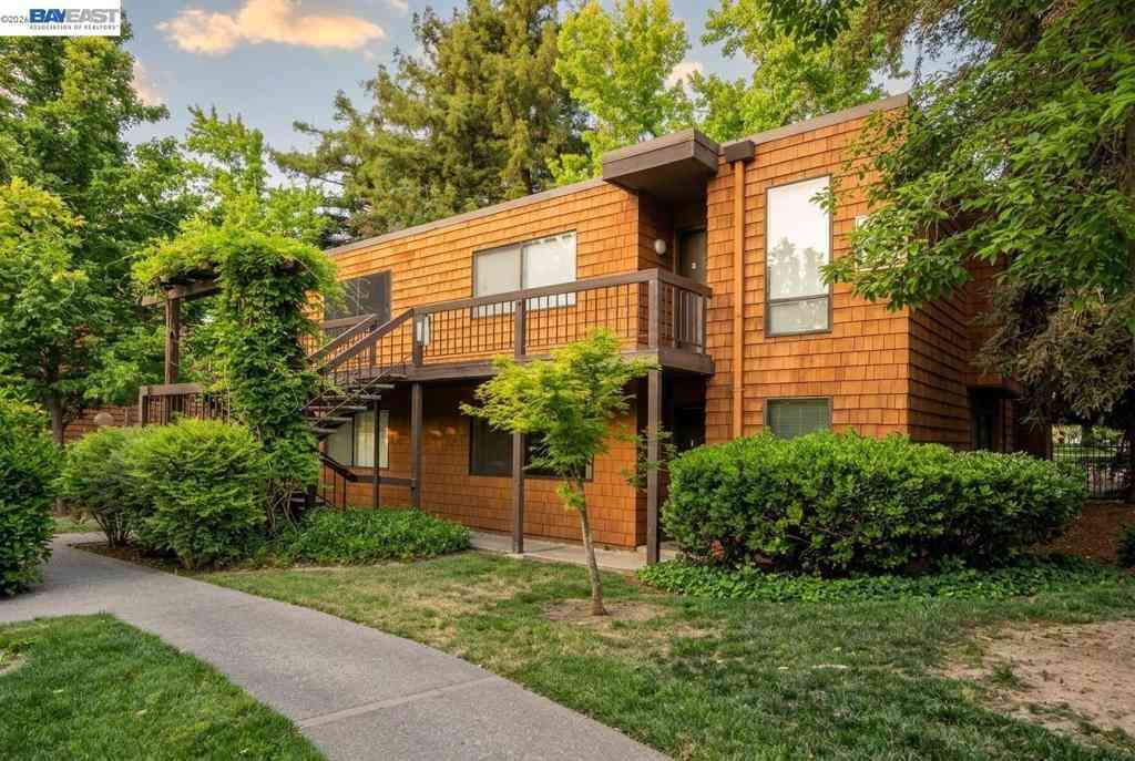 Condo For Sale - 796 Woodside Ln #1<br/> Sacramento, CA 95825