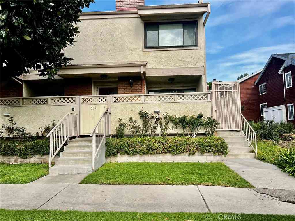 Townhouse For Sale - 19451 Sherman Way #501<br/> Reseda, CA 91335