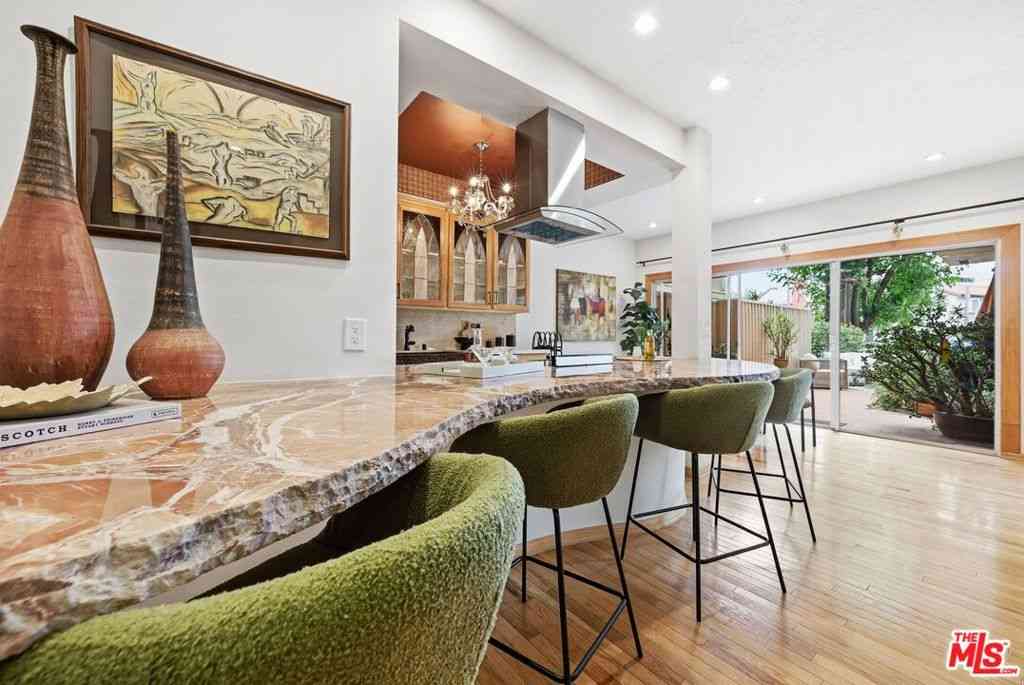 Condo For Sale - 612 S Barrington Avenue #213<br/> Los Angeles, CA 90049