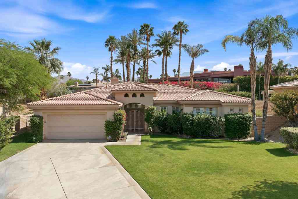 Homes For Sale - 133 Vista Royale<br/> Palm Desert, CA 92260