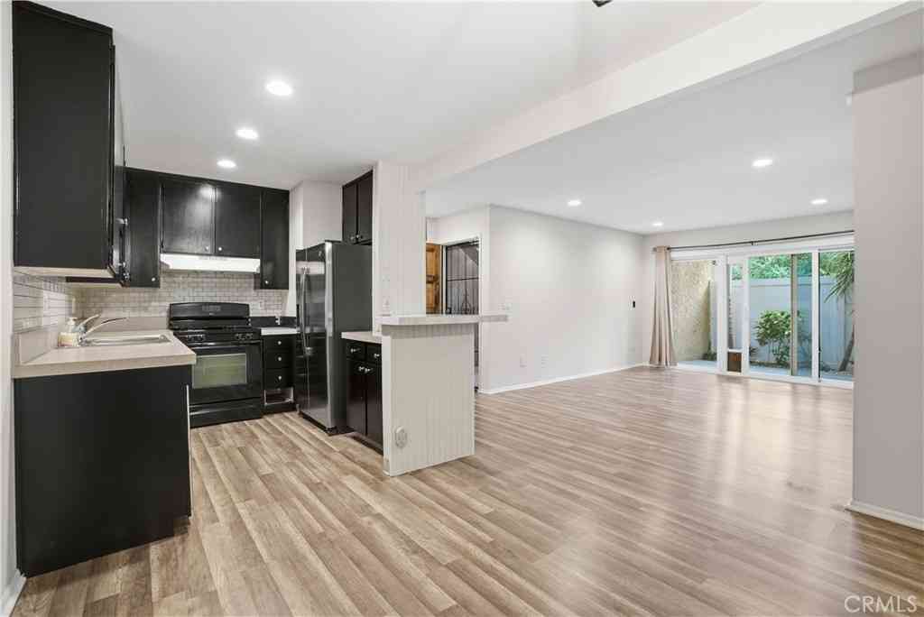 Condo For Rent - 1101 W Macarthur #271<br/> Santa Ana, CA 92707