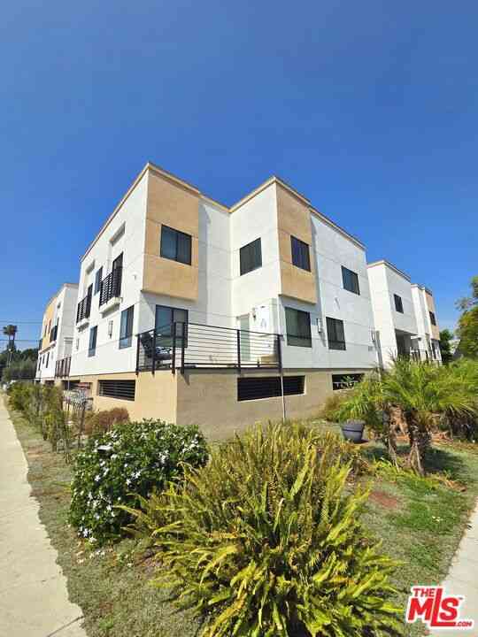 Apartment For Rent - 2651 S Hobart Boulevard #5<br/> Los Angeles, CA 90018