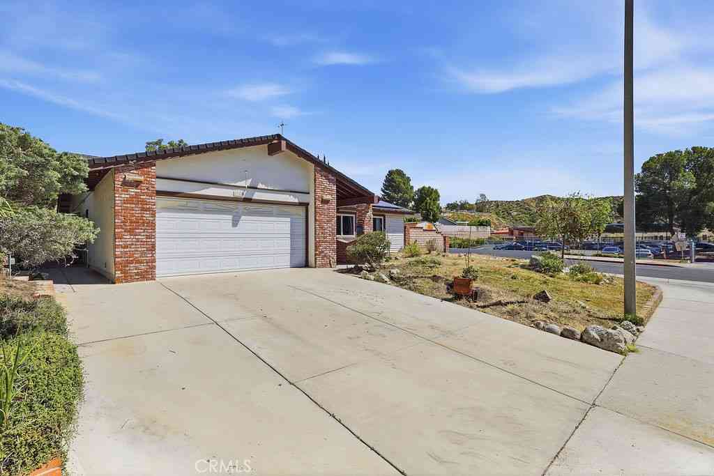 Homes For Sale - 29223 Flowerpark Drive<br/> Canyon Country, CA 91387