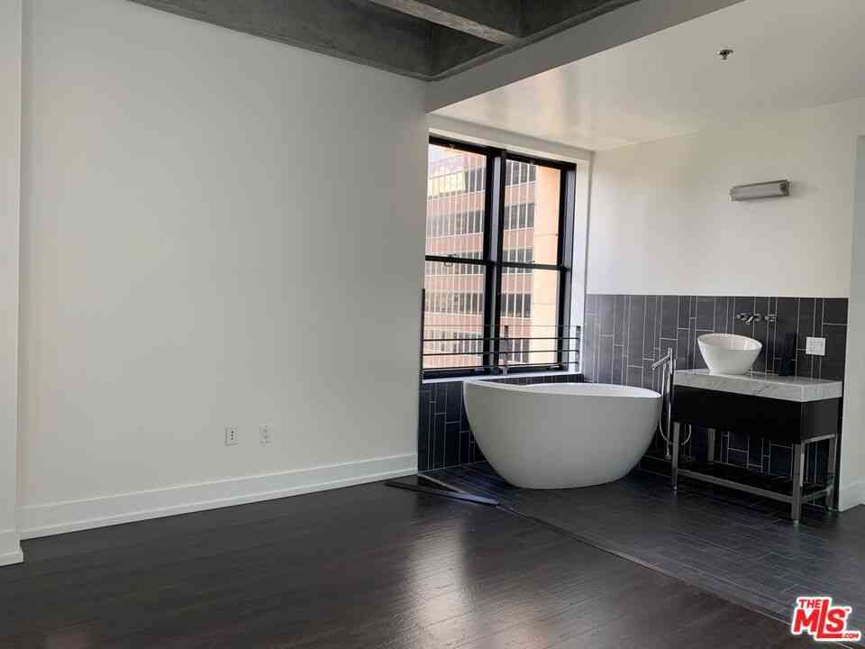 Condo For Rent - 727 W 7th Street #1214<br/> Los Angeles, CA 90017