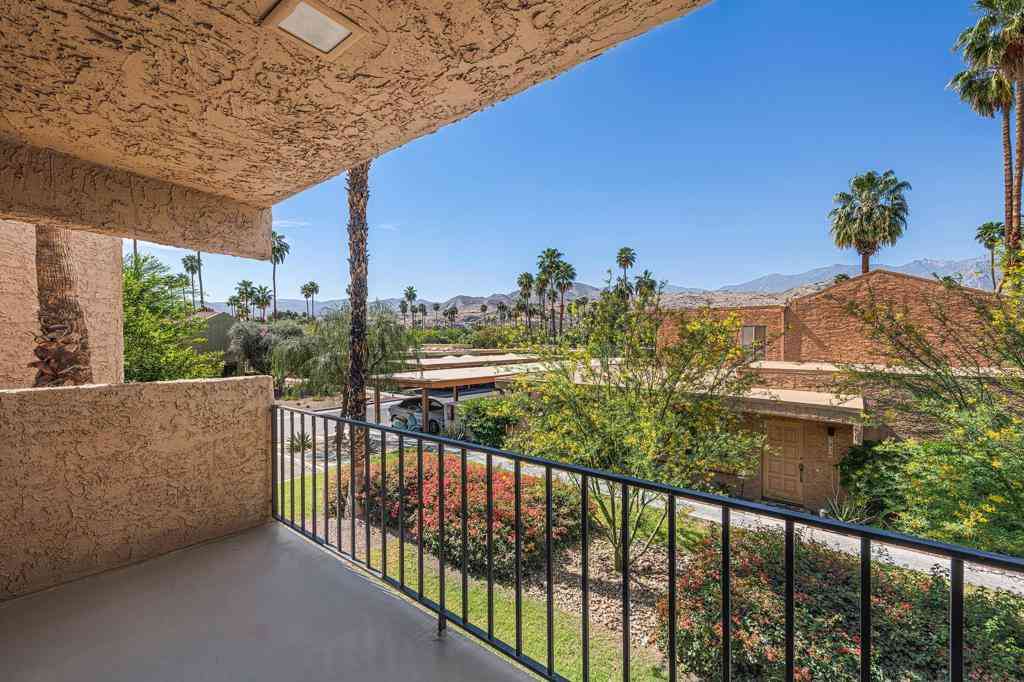Condo For Sale - 5834 Los Coyotes Drive<br/> Palm Springs, CA 92264
